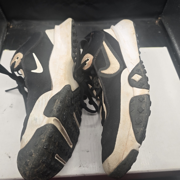 Nike Black and Cream‎ Athletic Shoes main image 6